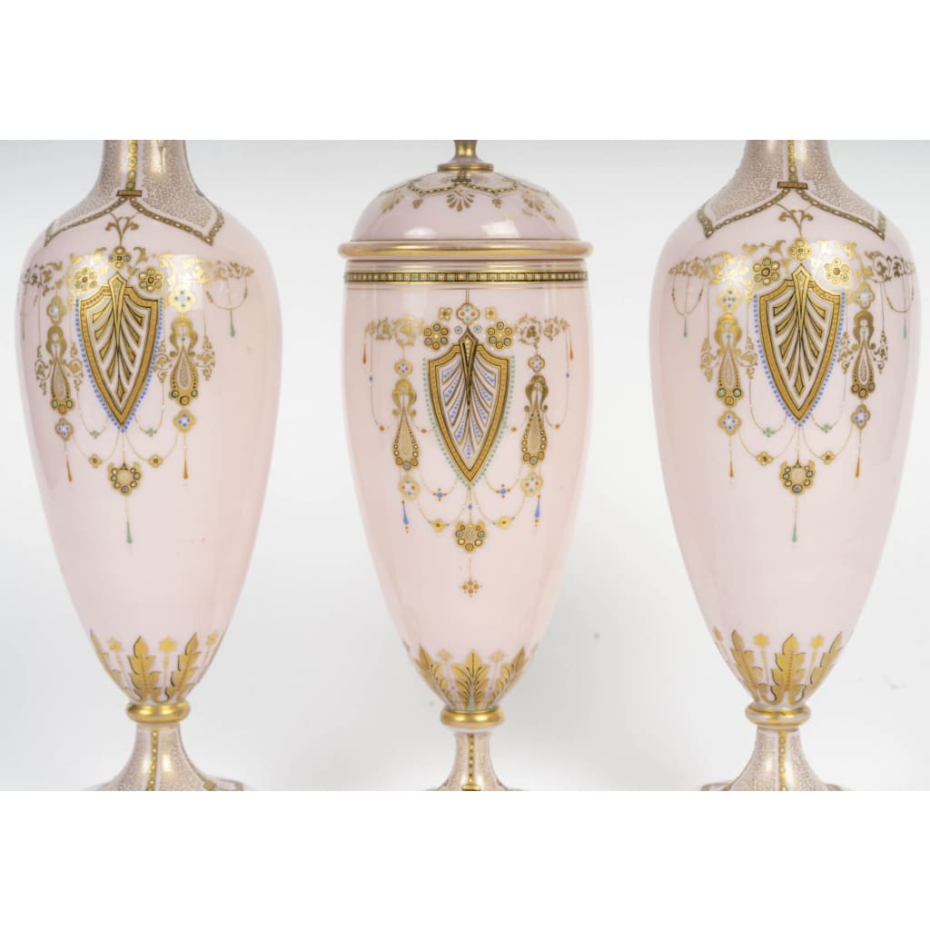 Élégant ensemble de trois vases en opaline rose, style Louis XVI – fin XIXᵉ siècle 3