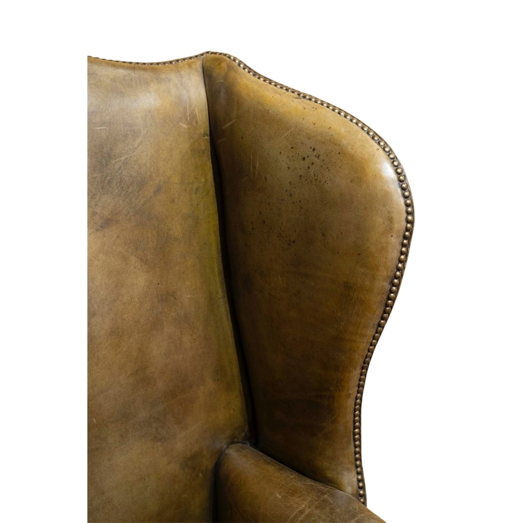 Grand fauteuil anglais appelé « Wing Chair » en cuir vert. Circa 1920 7