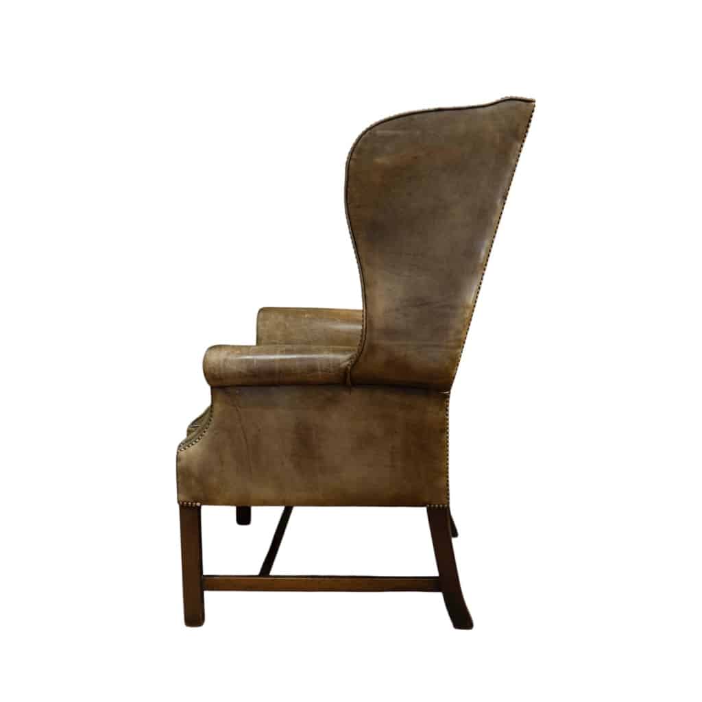 Grand fauteuil anglais appelé « Wing Chair » en cuir vert. Circa 1920 4
