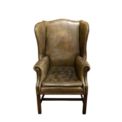 Grand fauteuil anglais appelé « Wing Chair » en cuir vert. Circa 1920