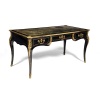 Bureau plat Louis XV de Pierre Cardin, laqué noir et orné de bronzes doré 8 Bureau plat Louis XV de Pierre Cardin, laqué noir et orné de bronzes doré 8