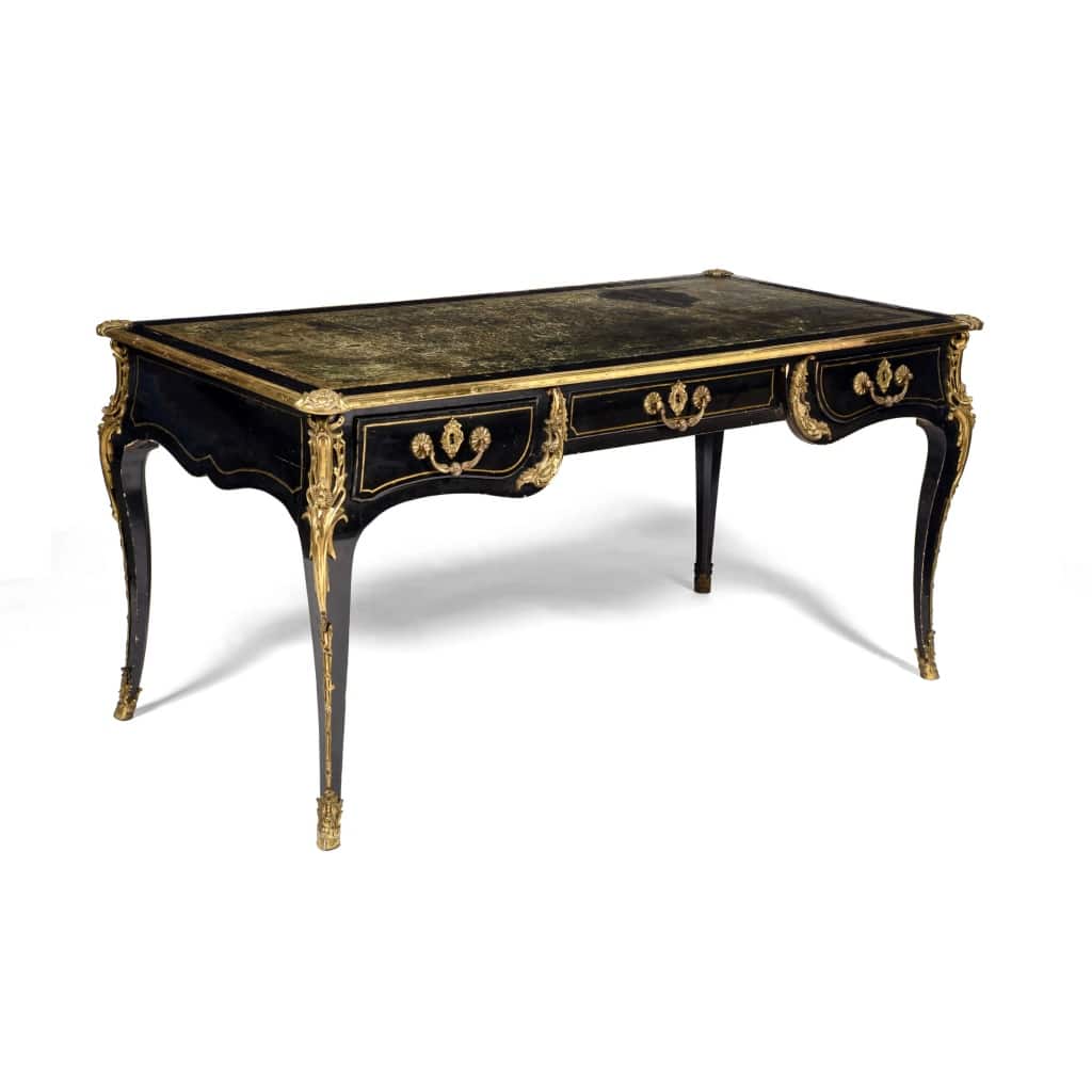 Bureau plat Louis XV de Pierre Cardin, laqué noir et orné de bronzes doré 3 Bureau plat Louis XV de Pierre Cardin, laqué noir et orné de bronzes doré 3