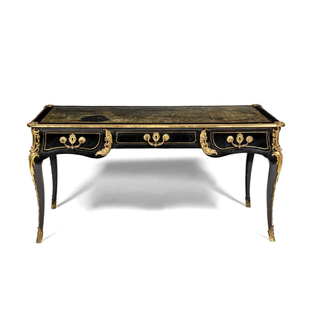 Bureau plat Louis XV de Pierre Cardin, laqué noir et orné de bronzes doré 5 Bureau plat Louis XV de Pierre Cardin, laqué noir et orné de bronzes doré 5