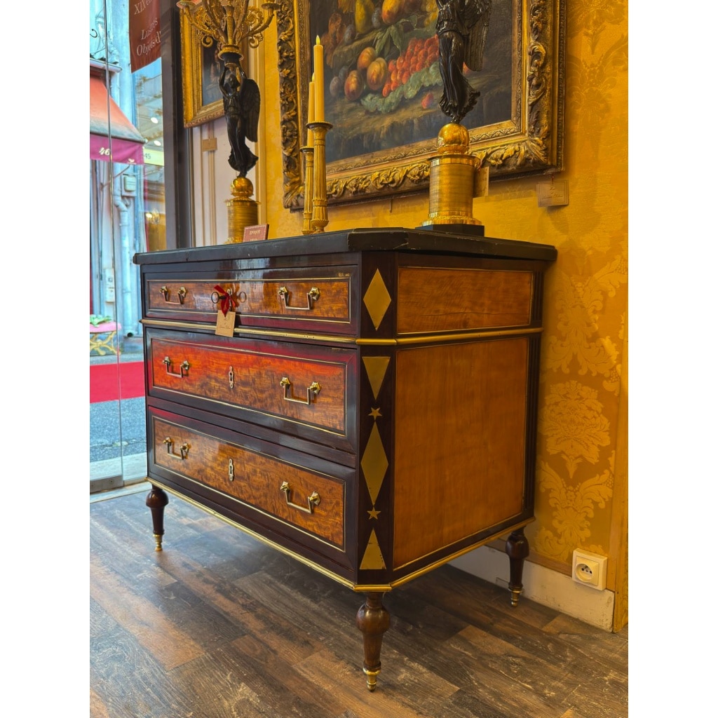 Petite commode en amarante et citronnier à marqueterie de laiton doré époque Directoire (1795-1799) 10 Petite commode en amarante et citronnier à marqueterie de laiton doré époque Directoire (1795-1799) 10