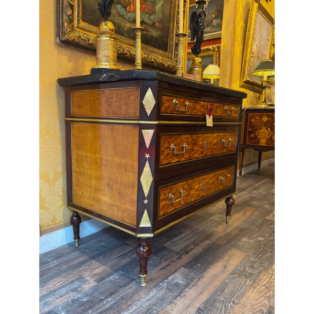 Petite commode en amarante et citronnier à marqueterie de laiton doré époque Directoire (1795-1799) 3 Petite commode en amarante et citronnier à marqueterie de laiton doré époque Directoire (1795-1799) 3