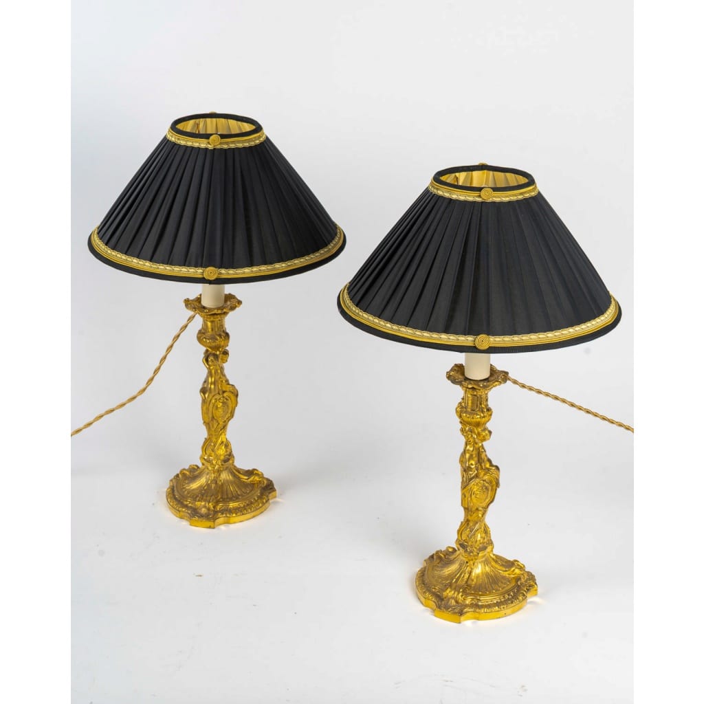 D’après Juste-Aurèle Meissonnier Paire de flambeaux vers 1880 en bronze ciselé et doré montée en Lampes 12