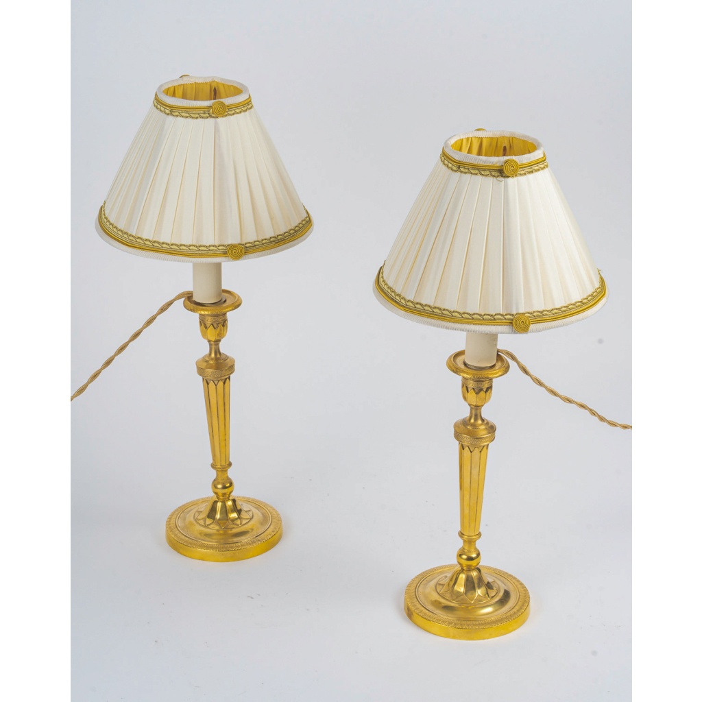 Paire de Flambeaux d’époque Directoire vers 1795-1799 en Bronze Ciselé et Doré, Montée en lampes 9 Paire de Flambeaux d’époque Directoire vers 1795-1799 en Bronze Ciselé et Doré, Montée en lampes 9