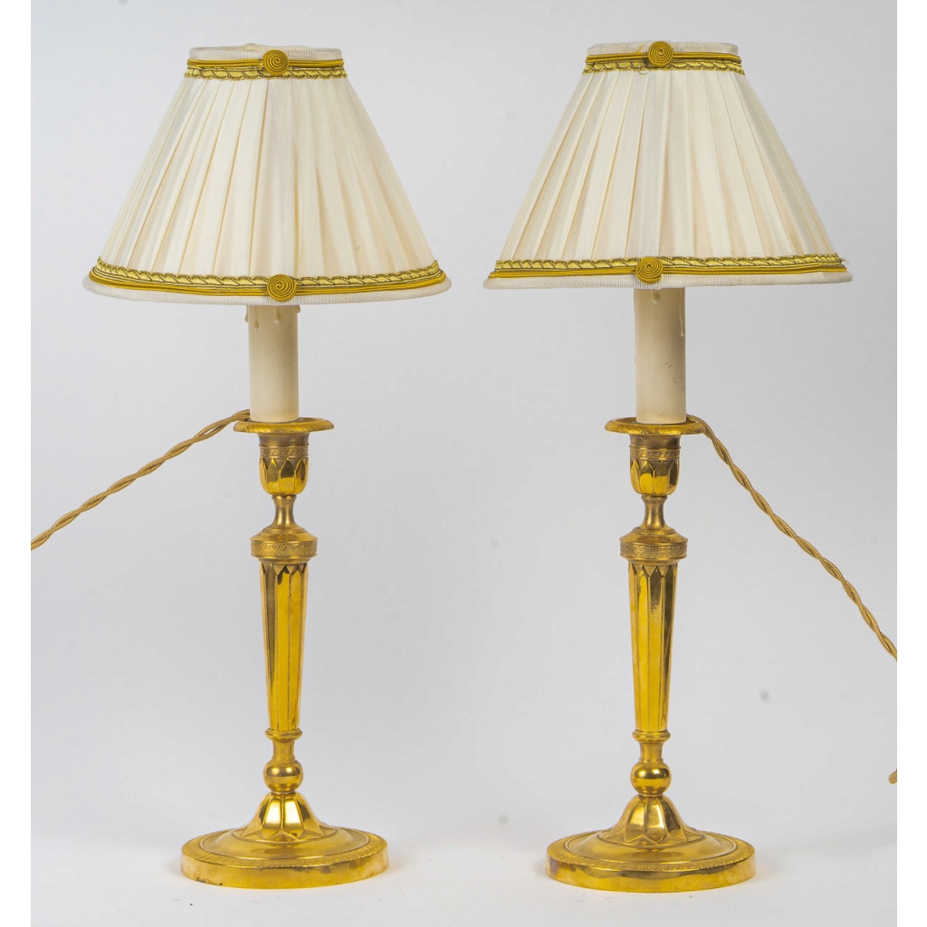 Paire de Flambeaux d’époque Directoire vers 1795-1799 en Bronze Ciselé et Doré, Montée en lampes