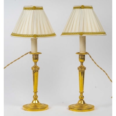 Paire de Flambeaux d’époque Directoire vers 1795-1799 en Bronze Ciselé et Doré, Montée en lampes