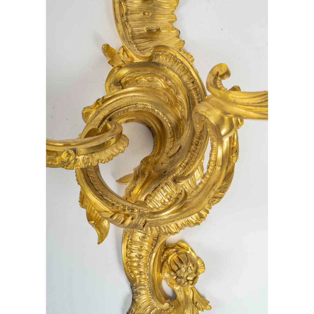 Jean-François Deniere (1774-1866) Paire d’appliques Louis XV en bronze ciselé et doré, d’après Jacques Caffieri 7