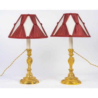 D’après Juste-Aurèle Meissonnier Paire de flambeaux de style Louis XV aux papillons en bronze doré, Montée en Lampes