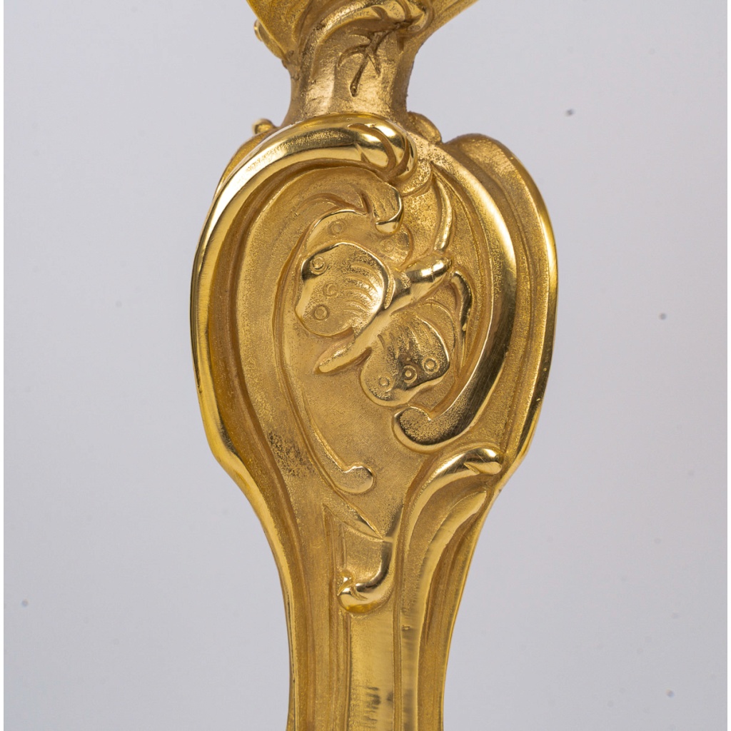 D’après Juste-Aurèle Meissonnier Paire de flambeaux de style Louis XV aux papillons en bronze doré, Montée en Lampes 7 D’après Juste-Aurèle Meissonnier Paire de flambeaux de style Louis XV aux papillons en bronze doré, Montée en Lampes 7