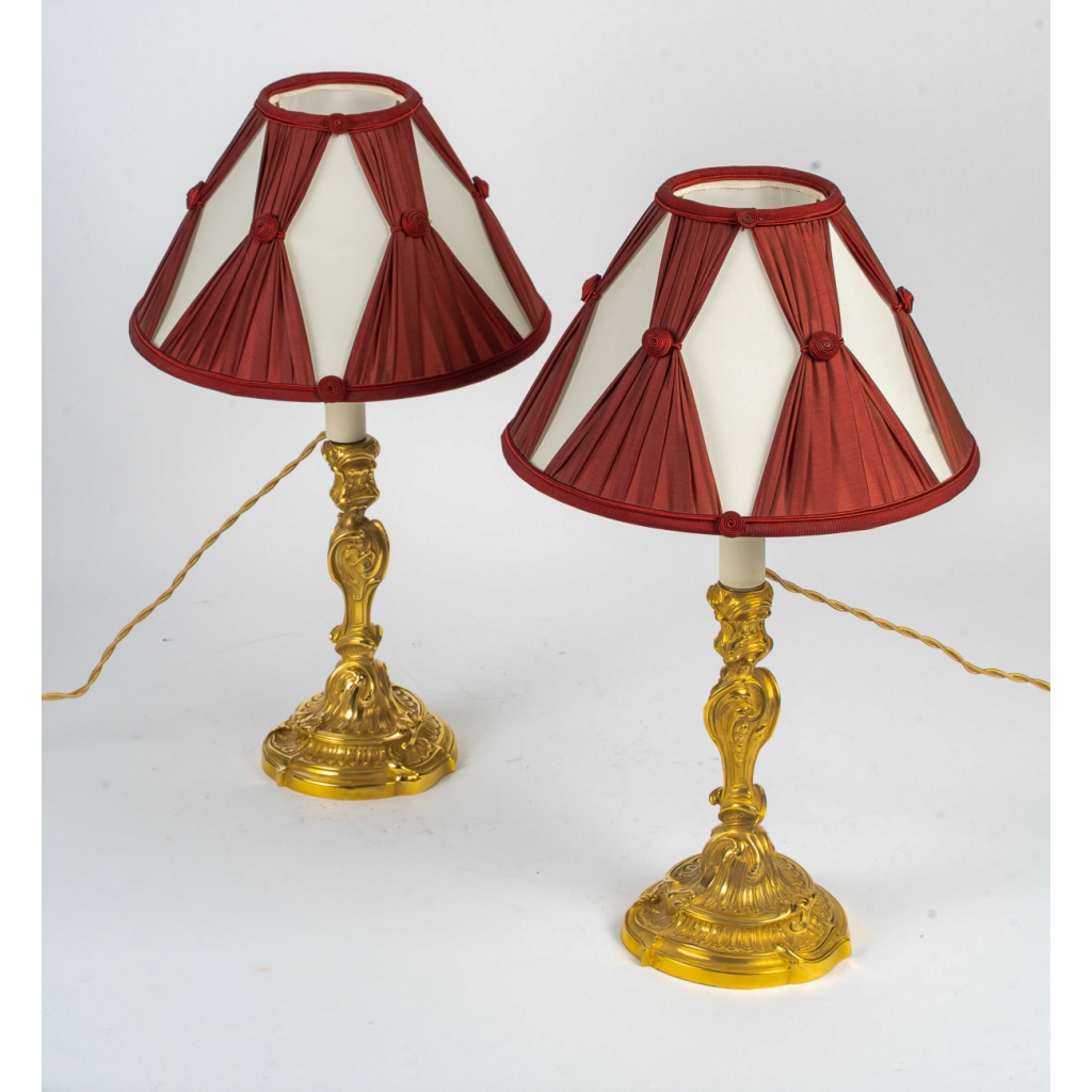 D’après Juste-Aurèle Meissonnier Paire de flambeaux de style Louis XV aux papillons en bronze doré, Montée en Lampes 12 D’après Juste-Aurèle Meissonnier Paire de flambeaux de style Louis XV aux papillons en bronze doré, Montée en Lampes 12