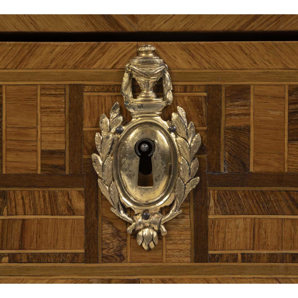 Commode d’époque Louis XVI en marqueterie 10