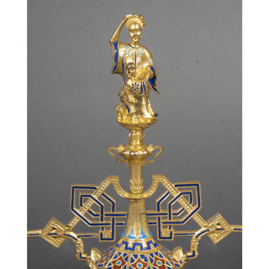 Paire de bougeoirs en bronze doré japonisant, France fin du XIXème siècle 5