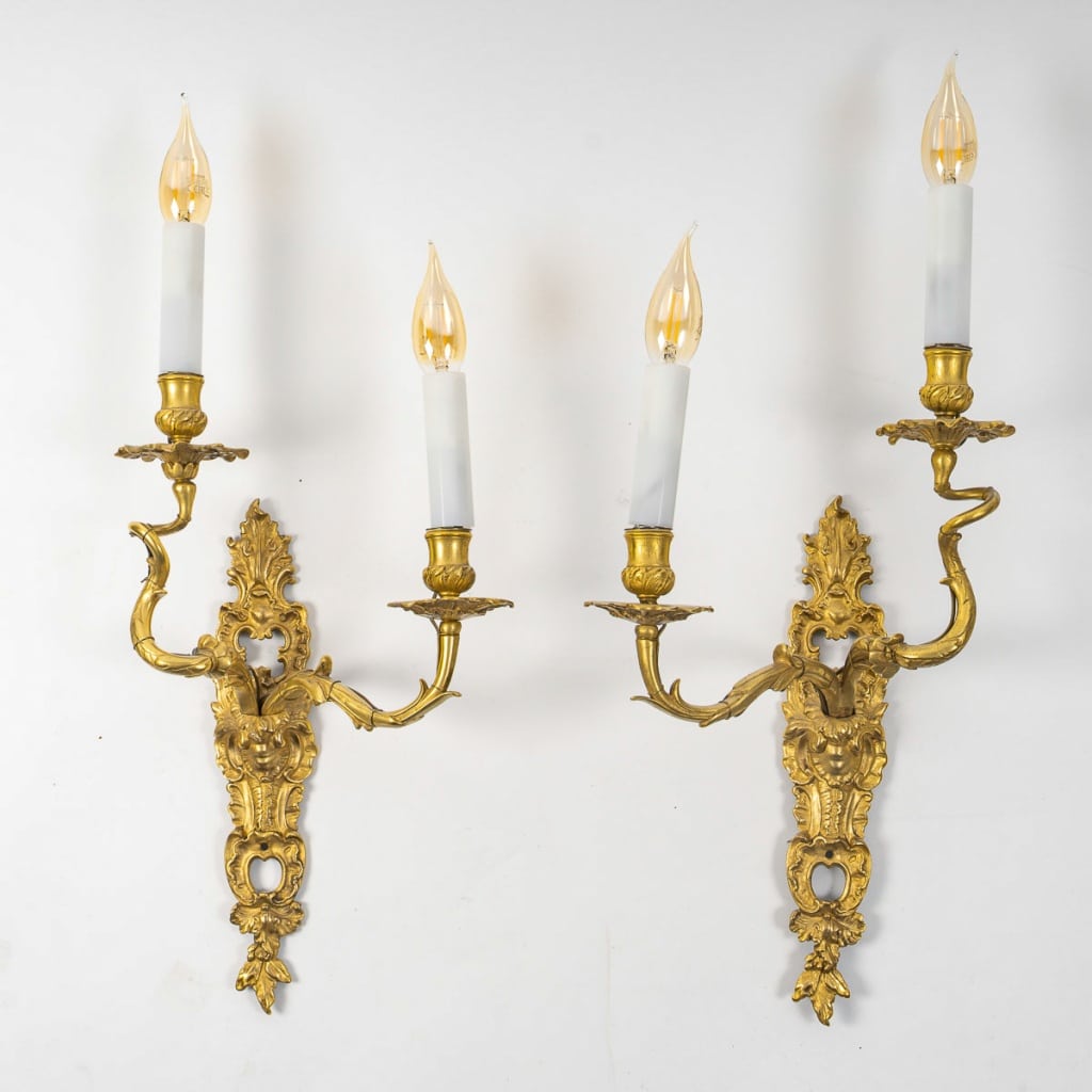 Paire d’Appliques en Bronze Doré d’époque Louis XV au C Couronné vers 1745-1749 2 Paire d’Appliques en Bronze Doré d’époque Louis XV au C Couronné vers 1745-1749 2