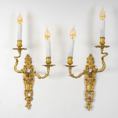 Paire d’Appliques en Bronze Doré d’époque Louis XV au C Couronné vers 1745-1749 Paire d’Appliques en Bronze Doré d’époque Louis XV au C Couronné vers 1745-1749