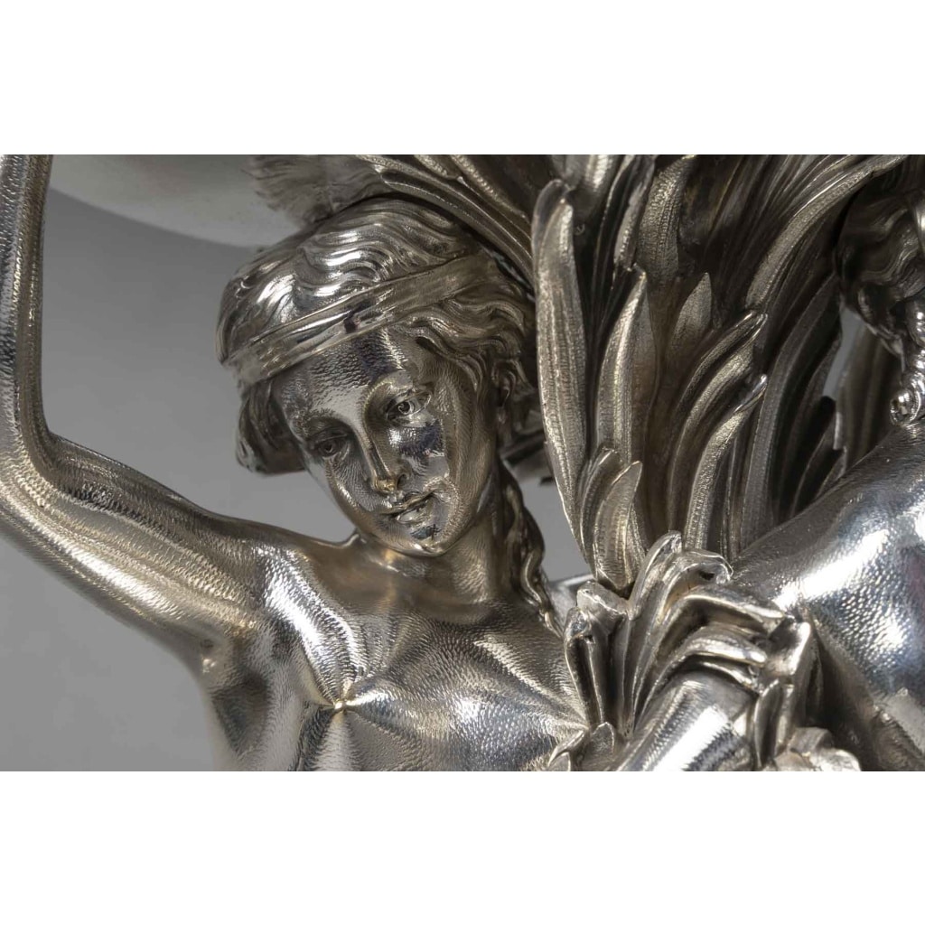 BOIN TABURET Centre de table en bronze argenté Epoque NAPOLEON III 18 BOIN TABURET Centre de table en bronze argenté Epoque NAPOLEON III 18