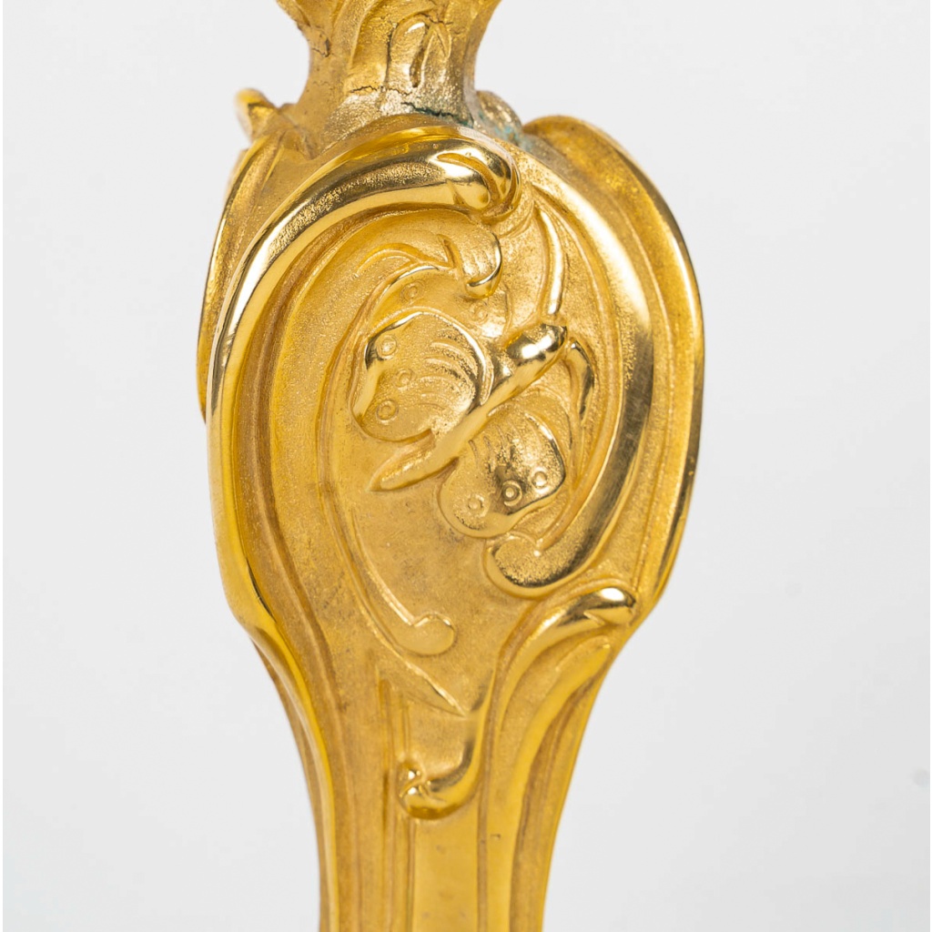 D’après Juste-Aurèle Meissonnier Paire de flambeaux de style Louis XV aux papillons en bronze doré, Montée en Lampes 6 D’après Juste-Aurèle Meissonnier Paire de flambeaux de style Louis XV aux papillons en bronze doré, Montée en Lampes 6