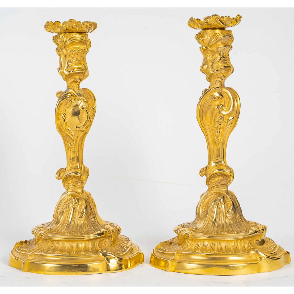 D’après Juste-Aurèle Meissonnier Paire de flambeaux de style Louis XV aux papillons en bronze doré, Montée en Lampes 4 D’après Juste-Aurèle Meissonnier Paire de flambeaux de style Louis XV aux papillons en bronze doré, Montée en Lampes 4