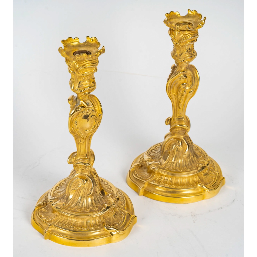 D’après Juste-Aurèle Meissonnier Paire de flambeaux de style Louis XV aux papillons en bronze doré, Montée en Lampes 11 D’après Juste-Aurèle Meissonnier Paire de flambeaux de style Louis XV aux papillons en bronze doré, Montée en Lampes 11