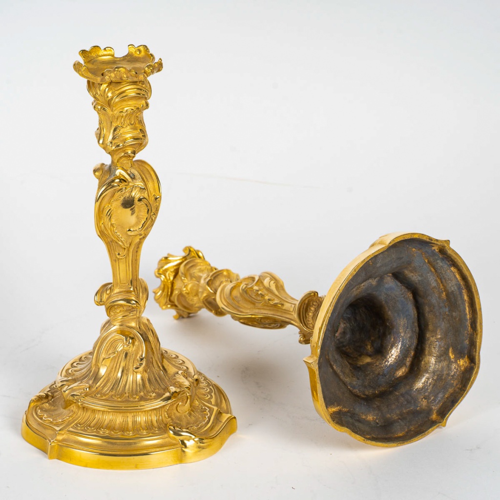D’après Juste-Aurèle Meissonnier Paire de flambeaux de style Louis XV aux papillons en bronze doré, Montée en Lampes 10 D’après Juste-Aurèle Meissonnier Paire de flambeaux de style Louis XV aux papillons en bronze doré, Montée en Lampes 10