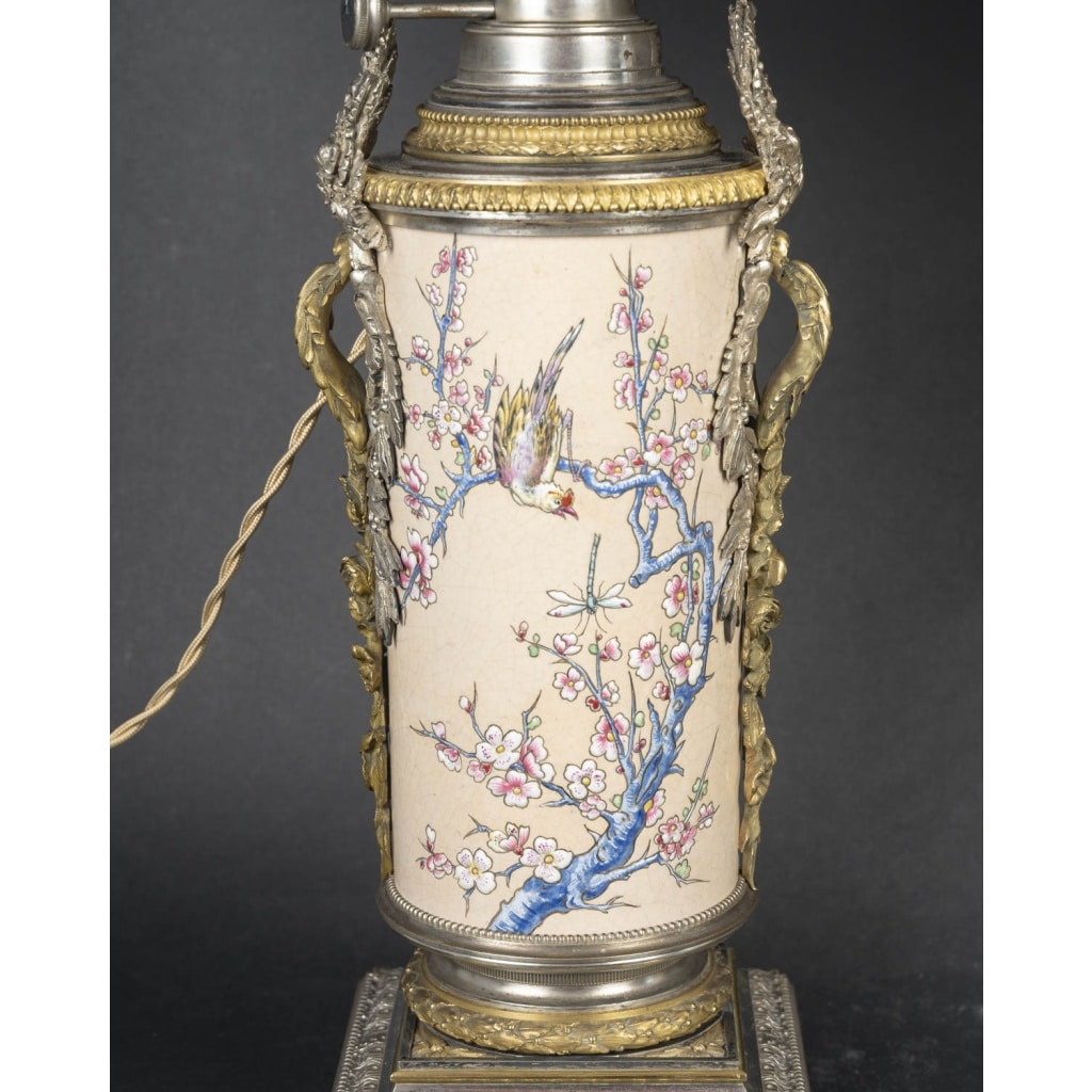 Paire de lampes à motifs japonisants avec montures en bronze – XIXème siècle 16