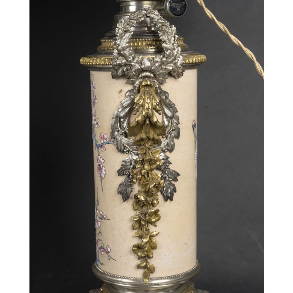 Paire de lampes à motifs japonisants avec montures en bronze – XIXème siècle 8