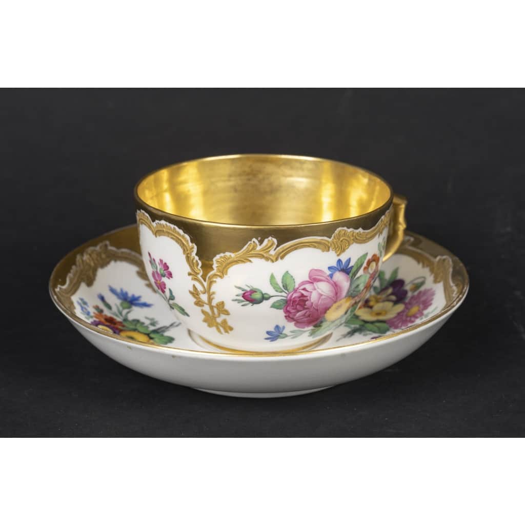 Grande tasse à fleurs polychrome KPM 11