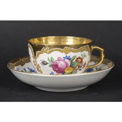 Grande tasse à fleurs polychrome KPM