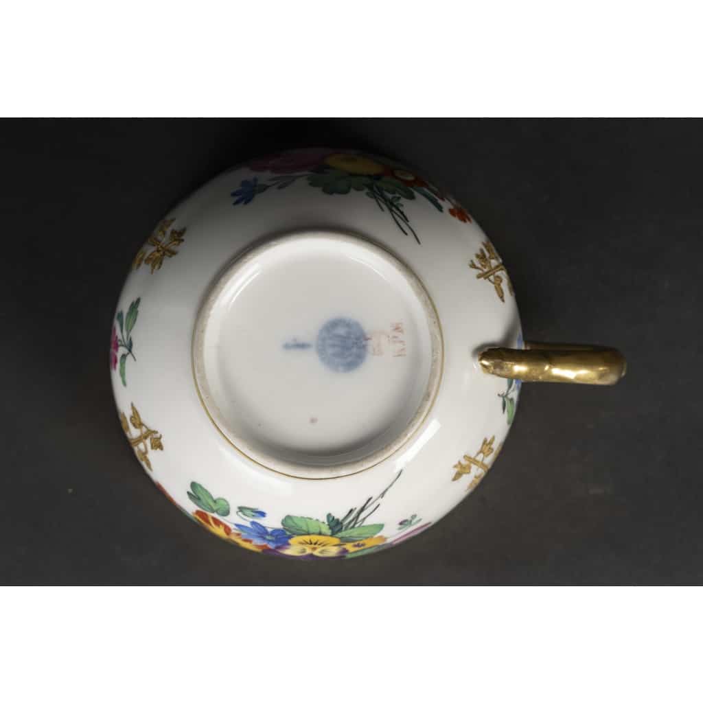 Grande tasse à fleurs polychrome KPM 3