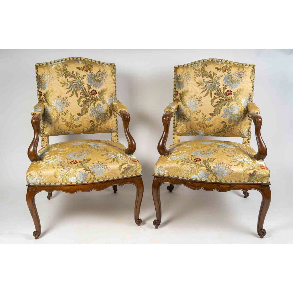 Paire de larges fauteuils en noyer d’époque Régence vers 1720 2 Paire de larges fauteuils en noyer d’époque Régence vers 1720 2