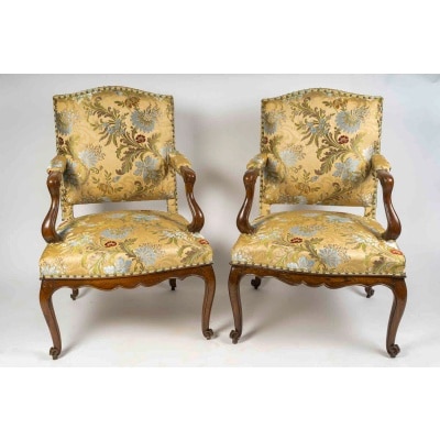 Paire de larges fauteuils en noyer d’époque Régence vers 1720