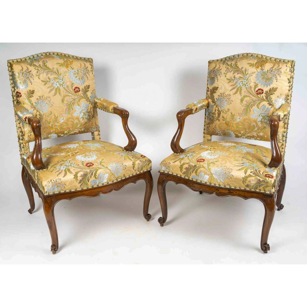 Paire de larges fauteuils en noyer d’époque Régence vers 1720 3 Paire de larges fauteuils en noyer d’époque Régence vers 1720 3