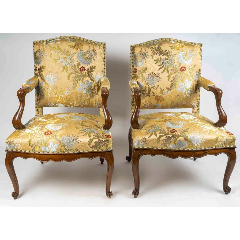 Paire de larges fauteuils en noyer d’époque Régence vers 1720 5 Paire de larges fauteuils en noyer d’époque Régence vers 1720 5