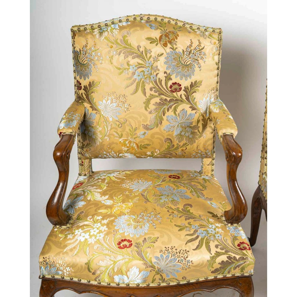 Paire de larges fauteuils en noyer d’époque Régence vers 1720 7 Paire de larges fauteuils en noyer d’époque Régence vers 1720 7