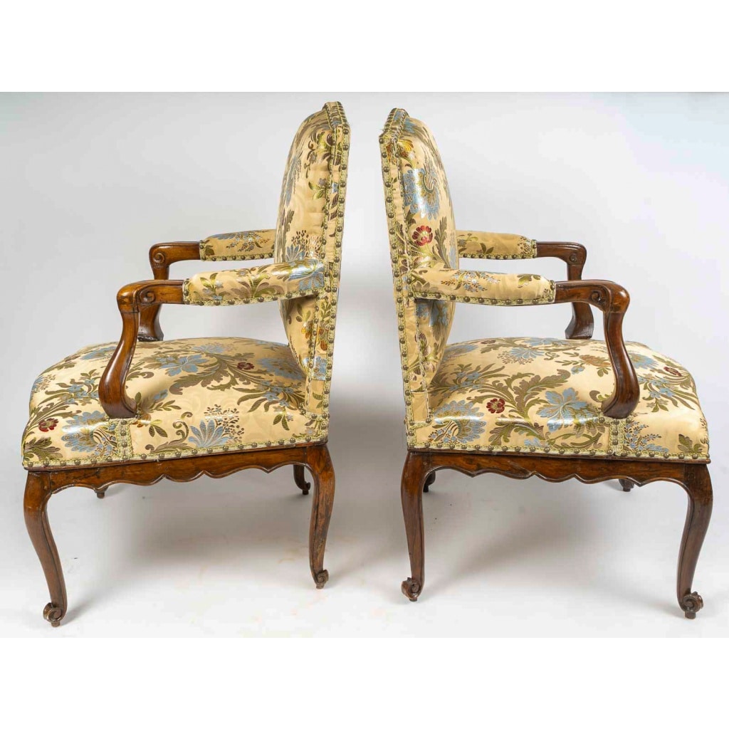 Paire de larges fauteuils en noyer d’époque Régence vers 1720 8 Paire de larges fauteuils en noyer d’époque Régence vers 1720 8