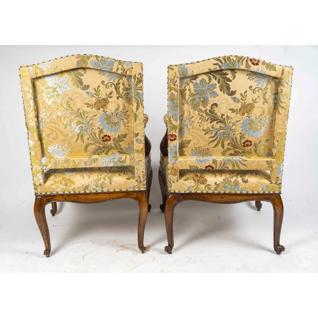 Paire de larges fauteuils en noyer d’époque Régence vers 1720 9 Paire de larges fauteuils en noyer d’époque Régence vers 1720 9