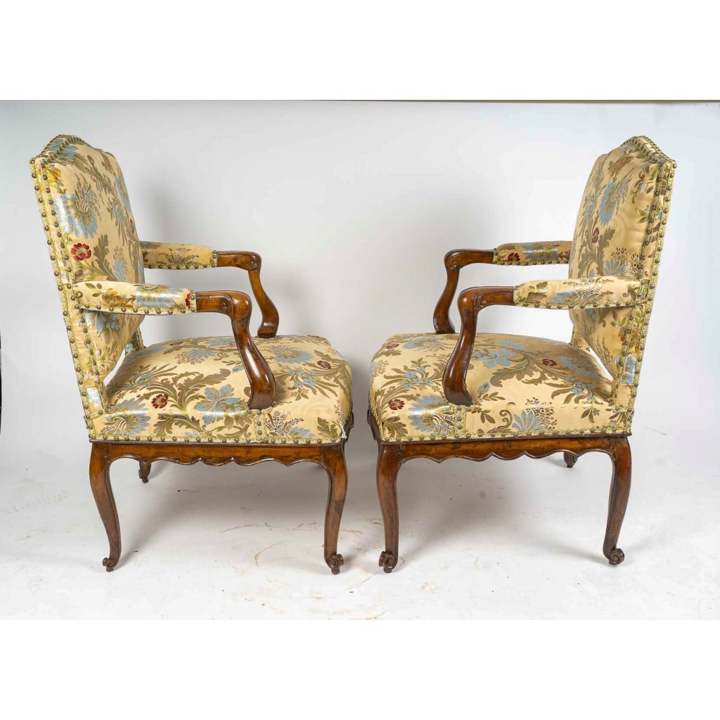Paire de larges fauteuils en noyer d’époque Régence vers 1720 10 Paire de larges fauteuils en noyer d’époque Régence vers 1720 10