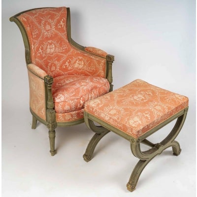 Une large Bergère de la fin du XIXeme siècle en hêtre laqué vert de style Directoire