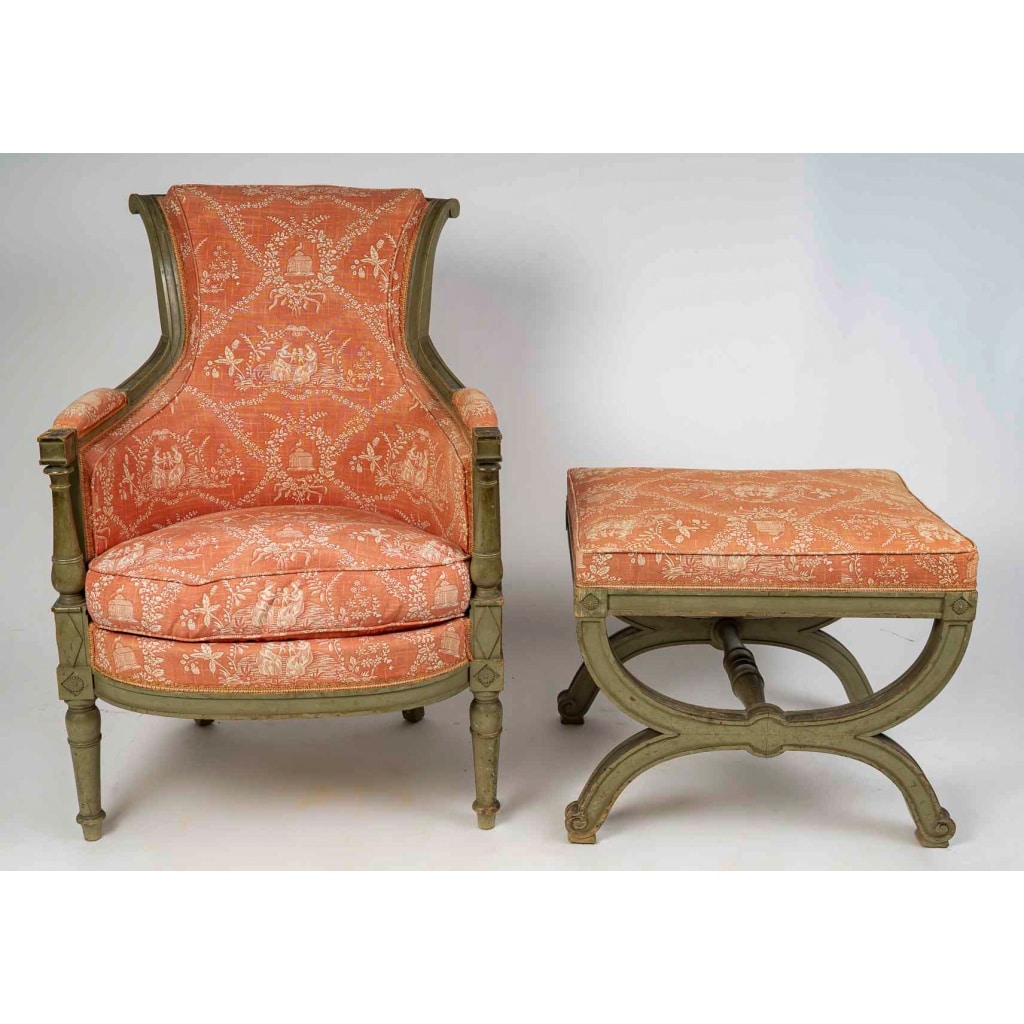 Une large Bergère de la fin du XIXeme siècle en hêtre laqué vert de style Directoire 3 Une large Bergère de la fin du XIXeme siècle en hêtre laqué vert de style Directoire 3