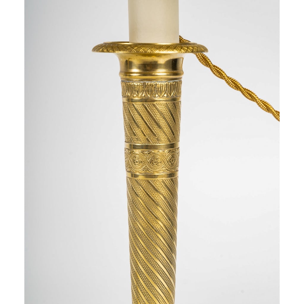 Paire de flambeaux d’époque Restauration en bronze ciselé et doré montés en lampes vers 1830 6