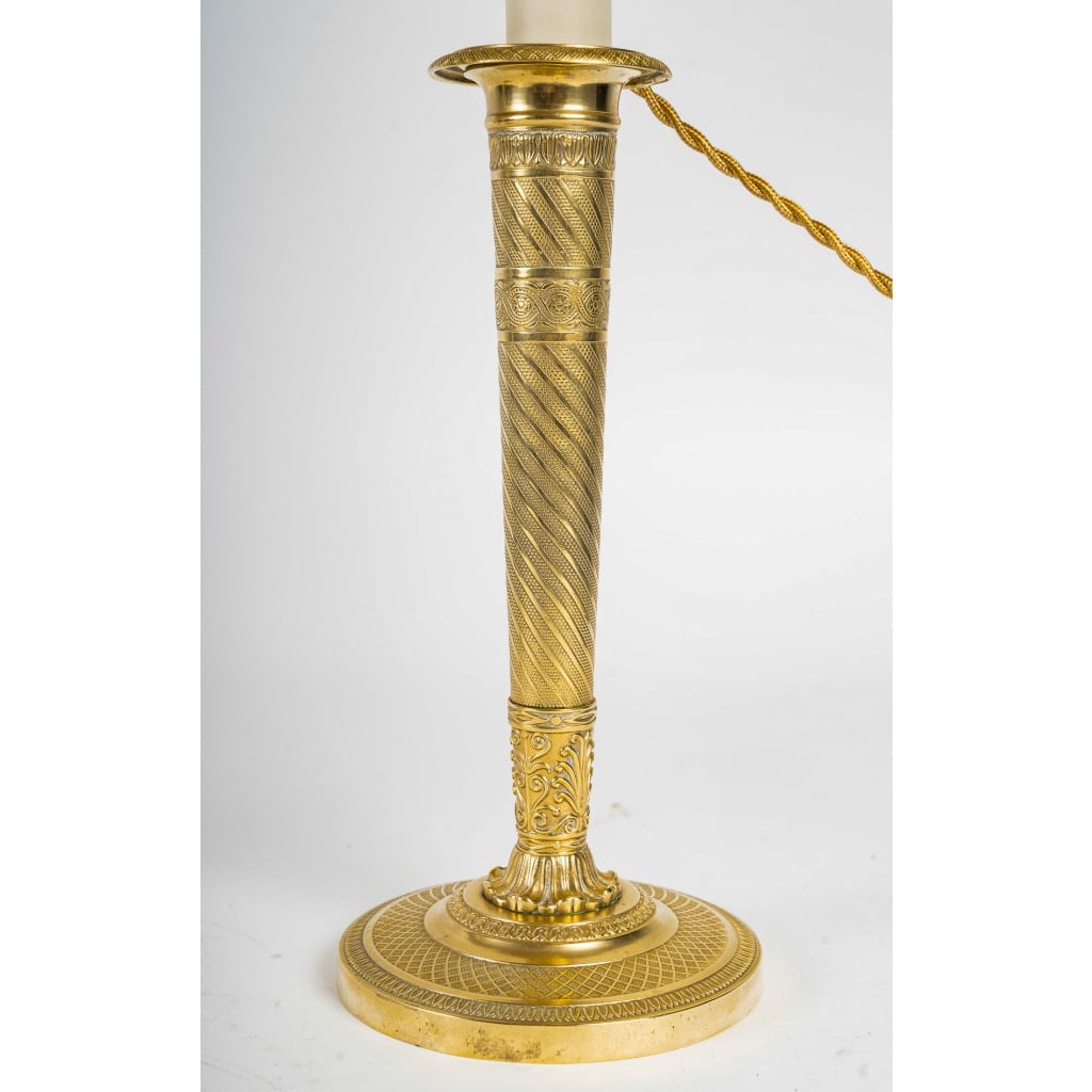 Paire de flambeaux d’époque Restauration en bronze ciselé et doré montés en lampes vers 1830 5