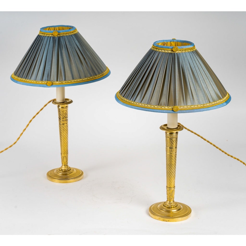 Paire de flambeaux d’époque Restauration en bronze ciselé et doré montés en lampes vers 1830 3