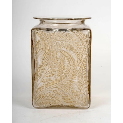 Vase « Myrrhis » verre blanc patiné sépia de René LALIQUE Vase « Myrrhis » verre blanc patiné sépia de René LALIQUE