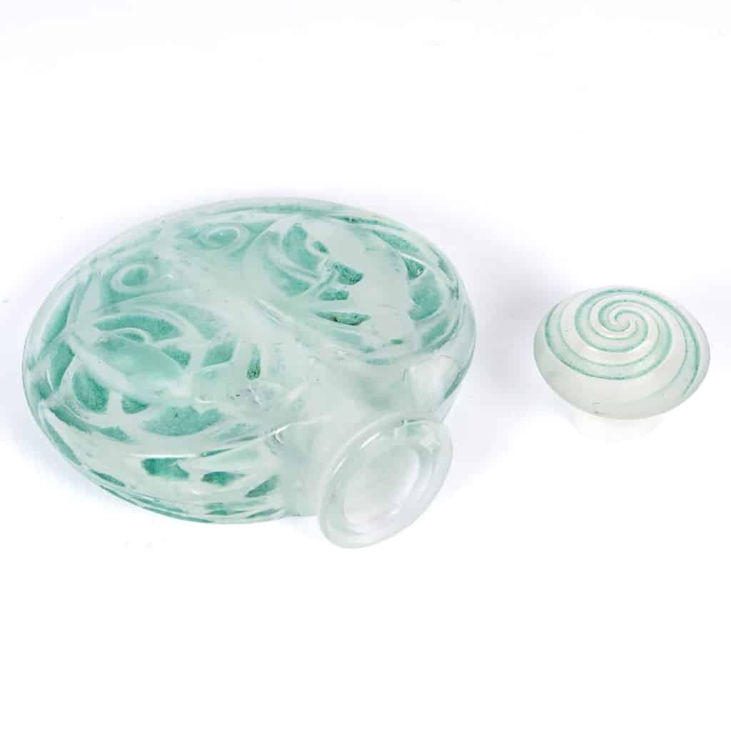Flacon « Naïades » verre blanc patiné vert de René LALIQUE 5 Flacon « Naïades » verre blanc patiné vert de René LALIQUE 5