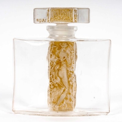 Flacon « Olimpic » verre blanc patiné sépia de René LALIQUE pour Hermanny Flacon « Olimpic » verre blanc patiné sépia de René LALIQUE pour Hermanny