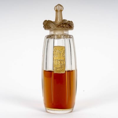 Flacon « Styx » verre blanc patiné sépia de René LALIQUE pour Coty Flacon « Styx » verre blanc patiné sépia de René LALIQUE pour Coty