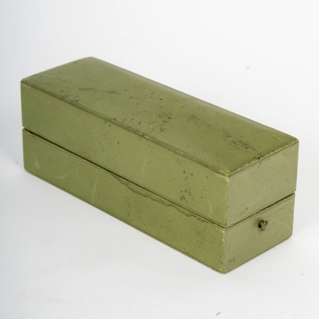 Flacon « Cyclamen » verre blanc patiné vert de René LALIQUE 4