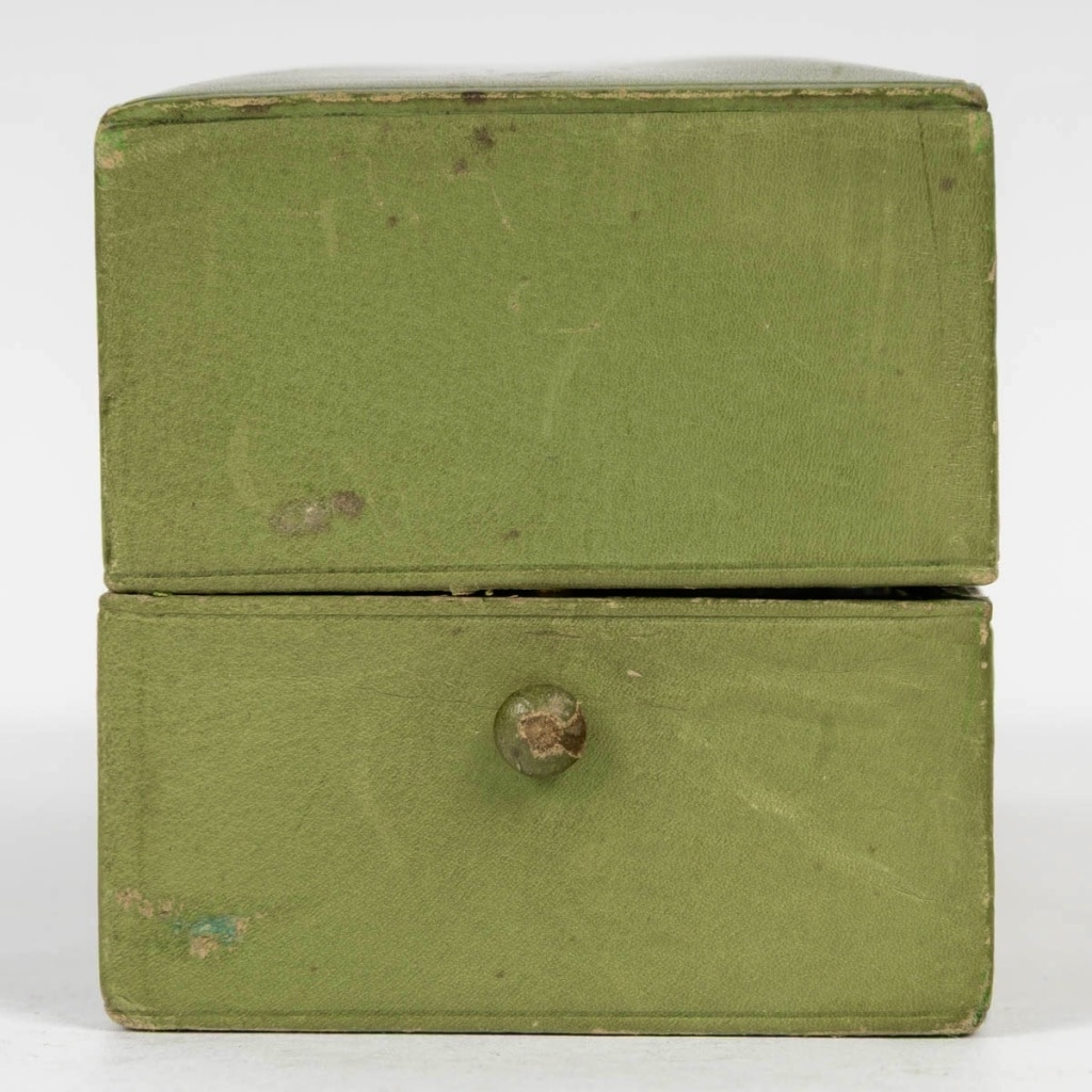 Flacon « Cyclamen » verre blanc patiné vert de René LALIQUE 5